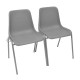 Vue de 3/4 de 2 chaises coque Everton empilables coloris gris