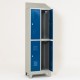 Vestiaire biplaces semi monobloc 4 casiers, portes bleues avec coiffe inclinée et pieds métal